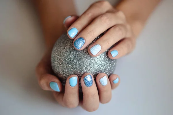 Prachtig Manicure Pastel Blauwe Kleur Nagellak Close Foto Vrouwelijke Handen — Stockfoto