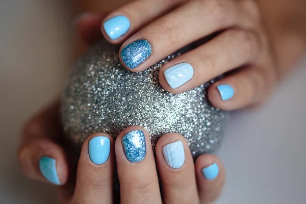 Prachtig Manicure Pastel Blauwe Kleur Nagellak Close Foto Vrouwelijke Handen — Stockfoto