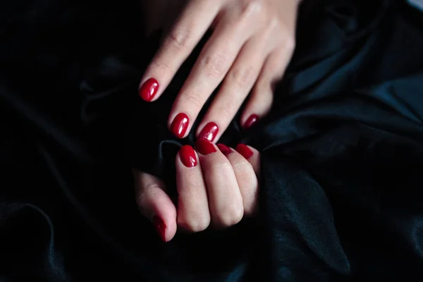 Gyönyörű Manikűr Clssic Piros Színű Körömlakk Vértes Fotó Női Kéz — Stock Fotó