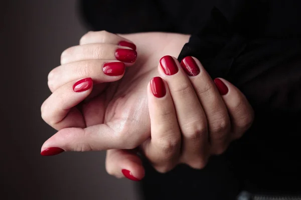 Preciosa Manicura Esmalte Uñas Color Rojo Clásico Foto Primer Plano — Foto de Stock