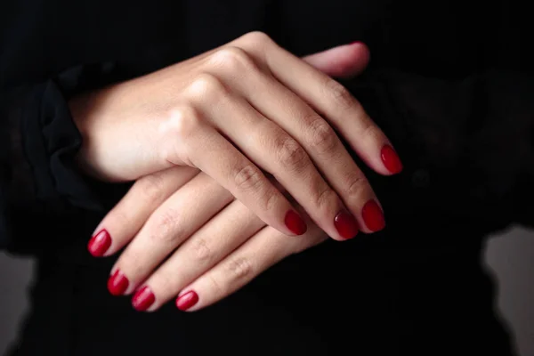 Preciosa Manicura Esmalte Uñas Color Rojo Clásico Foto Primer Plano —  Fotos de Stock