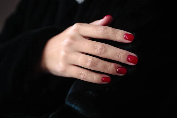 Linda Manicure Esmalte Unhas Cor Vermelha Clásica Foto Close Mãos — Fotografia de Stock
