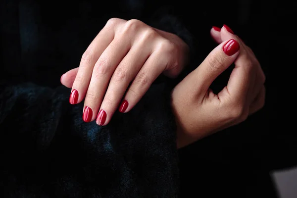 Wunderschöne Maniküre Clssic Rote Farbe Nagellack Nahaufnahme Foto Weibliche Hände — Stockfoto