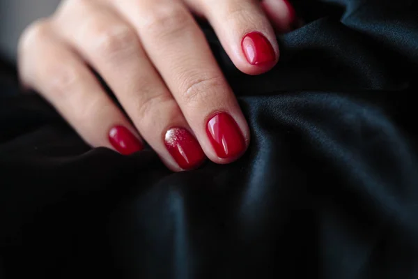 Splendida Manicure Smalto Colore Rosso Clssico Foto Primo Piano Mani — Foto Stock