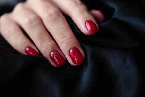 Preciosa Manicura Esmalte Uñas Color Rojo Clásico Foto Primer Plano —  Fotos de Stock