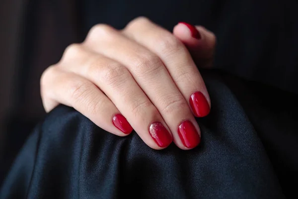 Gyönyörű Manikűr Clssic Piros Színű Körömlakk Vértes Fotó Női Kéz — Stock Fotó