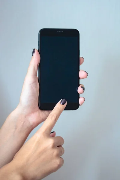 Black Mobie Smart Phone Woman Hands Perfect Dark Violet Manicure — Stock Photo, Image