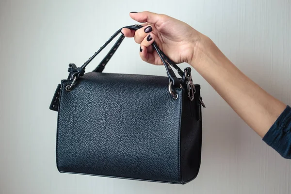 Jeune Femme Avec Petit Sac Main Noir Avec Manucure Parfaite — Photo