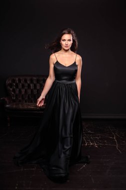 Karanlık iç moda güzellik fotoğraf poz zarif ipek siyah elbiseli Genç kadın portresi