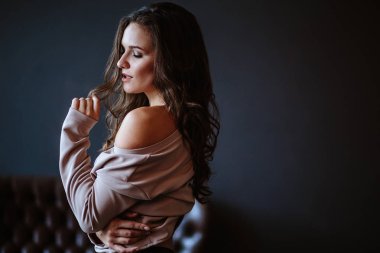 Moda güzellik portre rahat kıyafetler izole koyu arka plan üzerinde poz içinde genç esmer kadın