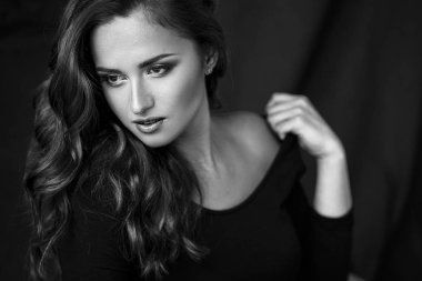 Güzel genç esmer kadın bir kadın iç çamaşırı, moda güzellik portre karanlık bir arka plan üzerinde yakın çekim fotoğraf