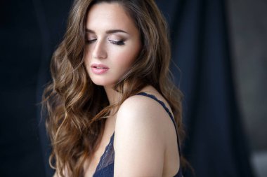 Güzel genç esmer kadın bir kadın iç çamaşırı, moda güzellik portre karanlık bir arka plan üzerinde yakın çekim fotoğraf