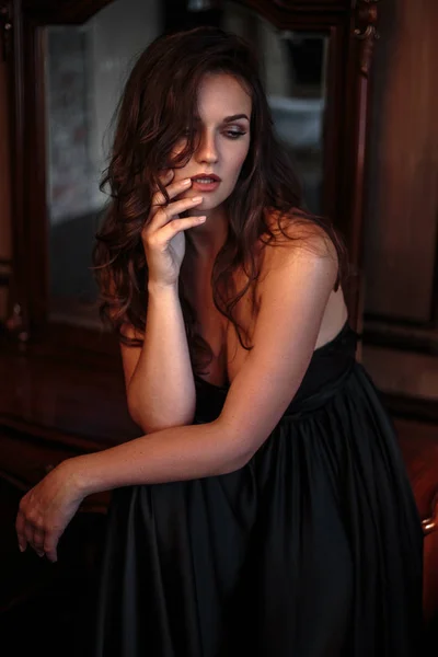 Retrato Mujer Joven Elegante Vestido Negro Seda Posando Interior Oscuro — Foto de Stock