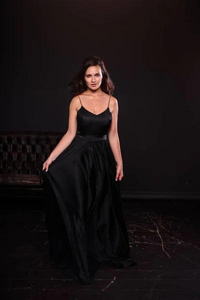 Retrato Mujer Joven Elegante Vestido Negro Seda Posando Interior Oscuro —  Fotos de Stock