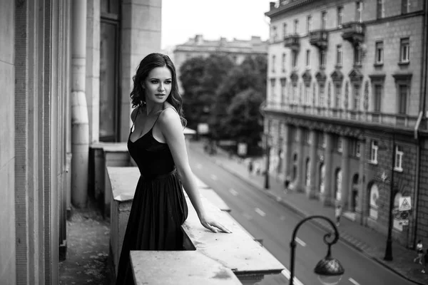 Portrait Blanc Noir Jeune Femme Élégante Robe Noire Soie Regardant — Photo