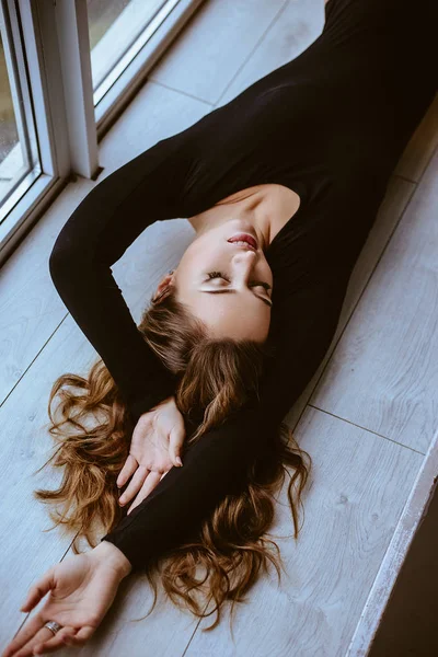 Mujer Joven Con Figura Perfecta Posando Cerca Ventana Panorámica Retrato —  Fotos de Stock