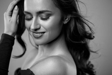 Esmer kız sağlıklı kıvırcık saçlı ve doğal makyaj. Güzel model kadınla dalgalı saç modeli. Bakım ve güzellik