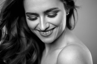 Esmer kız sağlıklı kıvırcık saçlı ve doğal makyaj. Güzel model kadınla dalgalı saç modeli. Bakım ve güzellik