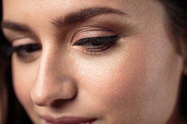 Esmer kız sağlıklı kıvırcık saçlı ve doğal makyaj. Güzel model kadınla dalgalı saç modeli. Bakım ve güzellik