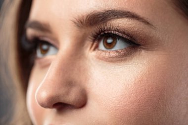 Esmer kız sağlıklı kıvırcık saçlı ve doğal makyaj. Güzel model kadınla dalgalı saç modeli. Bakım ve güzellik