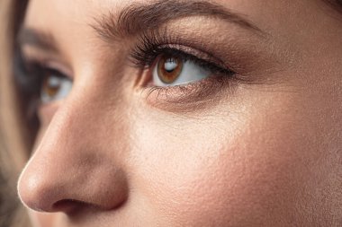 Esmer kız sağlıklı kıvırcık saçlı ve doğal makyaj. Güzel model kadınla dalgalı saç modeli. Bakım ve güzellik