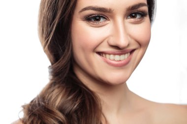 Esmer kız sağlıklı kıvırcık saçlı ve doğal makyaj. Güzel model kadınla dalgalı saç modeli. Bakım ve güzellik