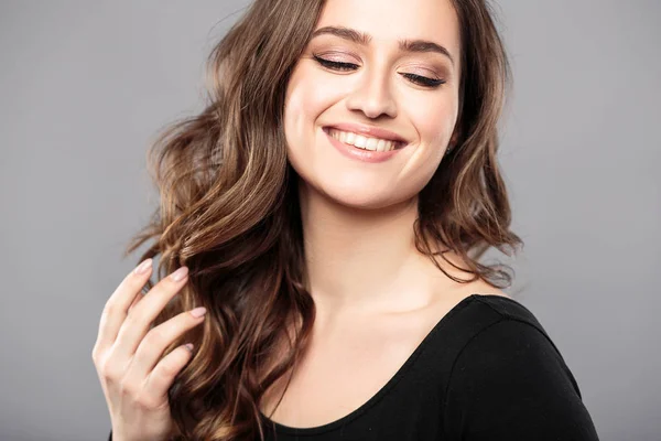 Chica Morena Con Cabello Rizado Saludable Maquillaje Natural Hermosa Mujer —  Fotos de Stock