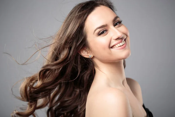 Barna Lány Természetes Egészséges Göndör Hajjal Töltsük Fel Gyönyörű Modell — Stock Fotó