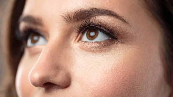 Brünettes Mädchen Mit Gesundem Lockigem Haar Und Natürlichem Make Schöne — Stockfoto