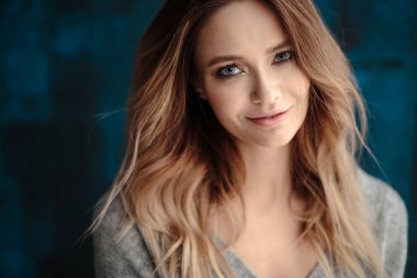 Sanatsal ruh hali, moda ve güzellik, rahat tarzı sarışın tatlı genç kadın portresi