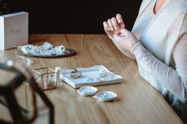 Closeup makro fotoğraf ayrıntıları, dekoratör işyeri ve İmitasyon Takı düğün yaratıcısı. Kadının elinde bir süreç oluşturma