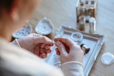 Closeup makro fotoğraf ayrıntıları, dekoratör işyeri ve İmitasyon Takı düğün yaratıcısı. Kadının elinde bir süreç oluşturma