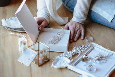 Closeup makro fotoğraf ayrıntıları, dekoratör işyeri ve İmitasyon Takı düğün yaratıcısı. Kadının elinde bir süreç oluşturma