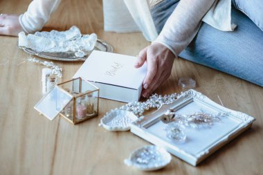 Closeup makro fotoğraf ayrıntıları, dekoratör işyeri ve İmitasyon Takı düğün yaratıcısı. Kadının elinde bir süreç oluşturma