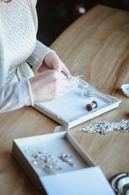 Closeup makro fotoğraf ayrıntıları, dekoratör işyeri ve İmitasyon Takı düğün yaratıcısı. Kadının elinde bir süreç oluşturma