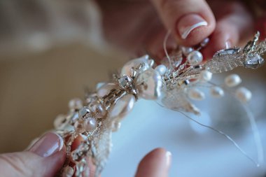 Closeup makro fotoğraf ayrıntıları, dekoratör işyeri ve İmitasyon Takı düğün yaratıcısı. Kadının elinde bir süreç oluşturma