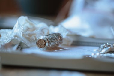 Closeup makro fotoğraf ayrıntıları, dekoratör işyeri ve İmitasyon Takı düğün yaratıcısı