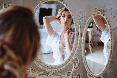 Beyaz bir kadın iç çamaşırı ayna, moda güzellik portre iç yakın oturan sarışın gelin kadın portresi 