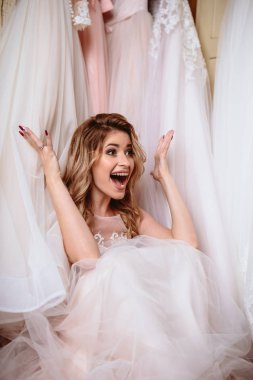 Vintage gardırop düğün tam oturan güzel gelin sarışın kadın Giydir. moda Güzellik Portresi 