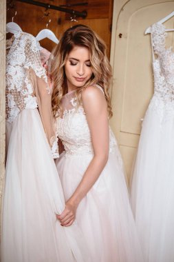 Vintage gardırop düğün tam oturan güzel gelin sarışın kadın Giydir. moda Güzellik Portresi 