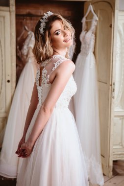 Vintage gardırop düğün tam oturan güzel gelin sarışın kadın Giydir. moda Güzellik Portresi 