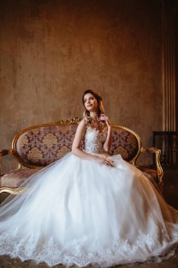Güzel sarışın gelin kadın bir muhteşem gelinlik, moda Güzellik Portresi