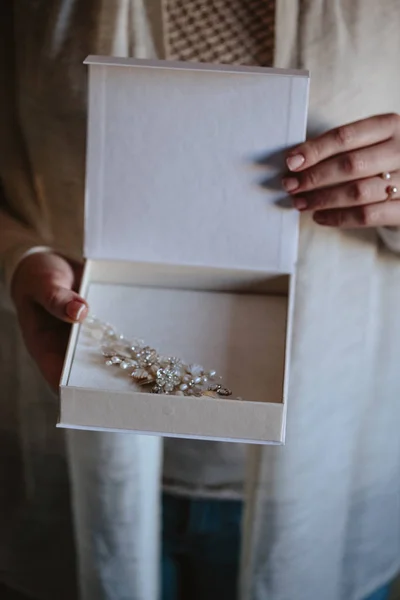 Mãos Mulher Seguram Uma Caixa Branca Branco Com Jóias Artesanais — Fotografia de Stock