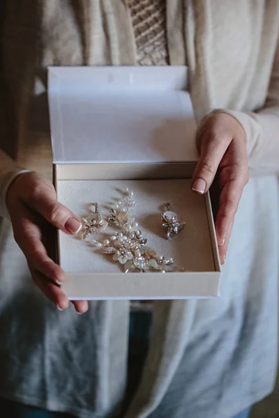 Vrouw Handen Houd Een Witte Lege Doos Met Handgemaakte Sieraden — Stockfoto