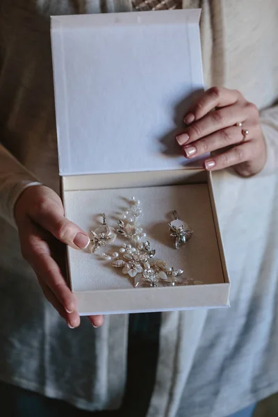 Vrouw Handen Houd Een Witte Lege Doos Met Handgemaakte Sieraden — Stockfoto