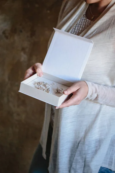 Kobiecej Ręce Trzymać Białe Pudełko Puste Ręcznie Robiona Biżuteria Ślubna — Zdjęcie stockowe