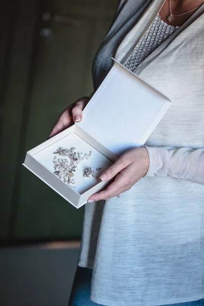 Kobiecej Ręce Trzymać Białe Pudełko Puste Ręcznie Robiona Biżuteria Ślubna — Zdjęcie stockowe