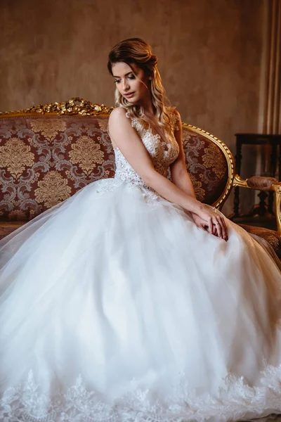 Блондинка Невеста Шикарном Свадебном Платье Модный Портрет Красоты — стоковое фото