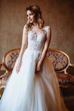 Güzel sarışın gelin kadın bir muhteşem gelinlik, moda Güzellik Portresi