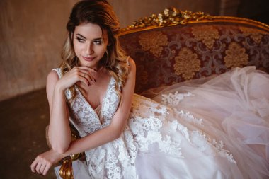 Güzel sarışın gelin kadın bir muhteşem gelinlik, moda Güzellik Portresi